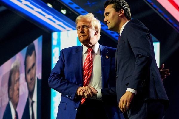 چارلی کرک، چهره نزدیک به ترامپ در جریان سخنرانی هدف گلوله قرار گرفت