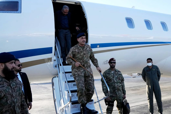 جنگندههای پاکستان هواپیمای حامل رئیس ارتش را در آسمان افغانستان اسکورت کردند