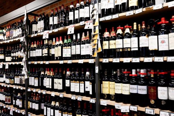 ترامپ پاریس را به وضع تعرفه ۲۰۰ درصدی بر شرابهای فرانسوی تهدید کرد