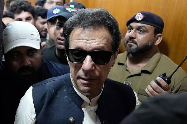 د عمران خان وکیل محکمې ته ویلي چې د نوموړي سترګې ۸۵سلنه لید له لاسه ورکړی