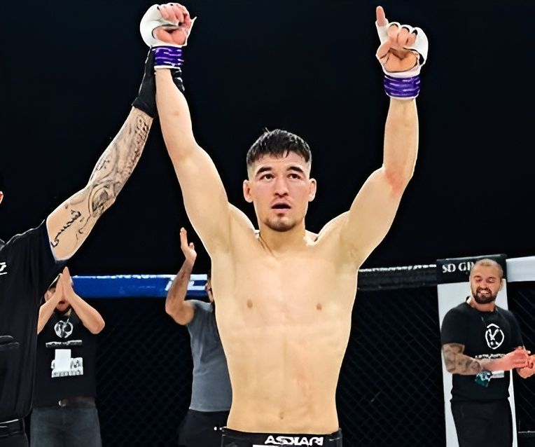 سخی قنبری، مبارز افغان در سویدن، مقابل حریفی از اسپانیا وارد قفس می‌شود