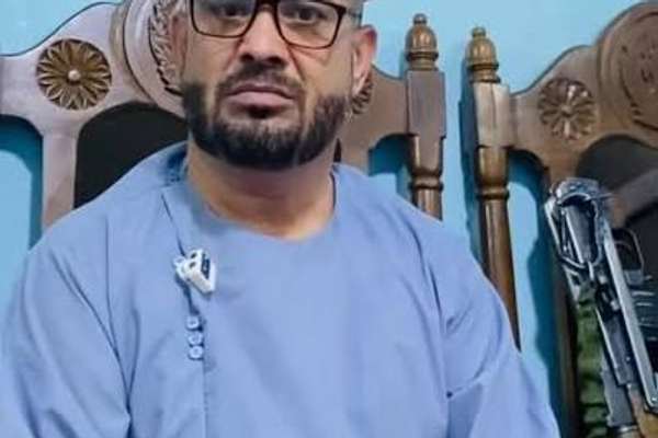 طالبان وايي پر حسنزوی د مېرمنې د وهلو عریضه شوې، خو هغه د کورنۍ د تښتولو ادعا کوي