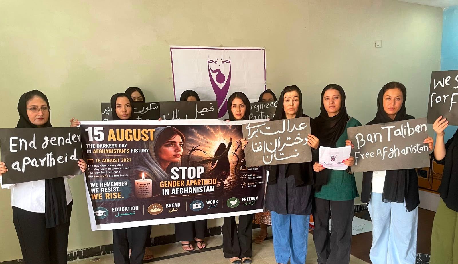 د ازادۍ پر لور د ښځو غورځنګ: طالبانو په پنځو کلونو کې افغانستان پر یوه زندان بدل کړی