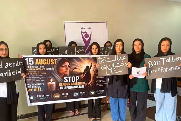 د ازادۍ پر لور د ښځو غورځنګ: طالبانو په پنځو کلونو کې افغانستان پر یوه زندان بدل کړی