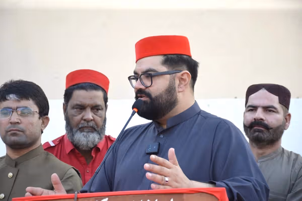 ایمل ولي خان: د پاکستان حکومت که وغواړي د انګورو یوه دانه هم پر پوله نه شي را تېرېدای