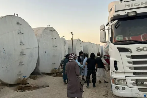 تاجران قندهار: حلقات وابسته به طالبان، بهای مواد سوخت را به دلخواه خود تعیین میکنند