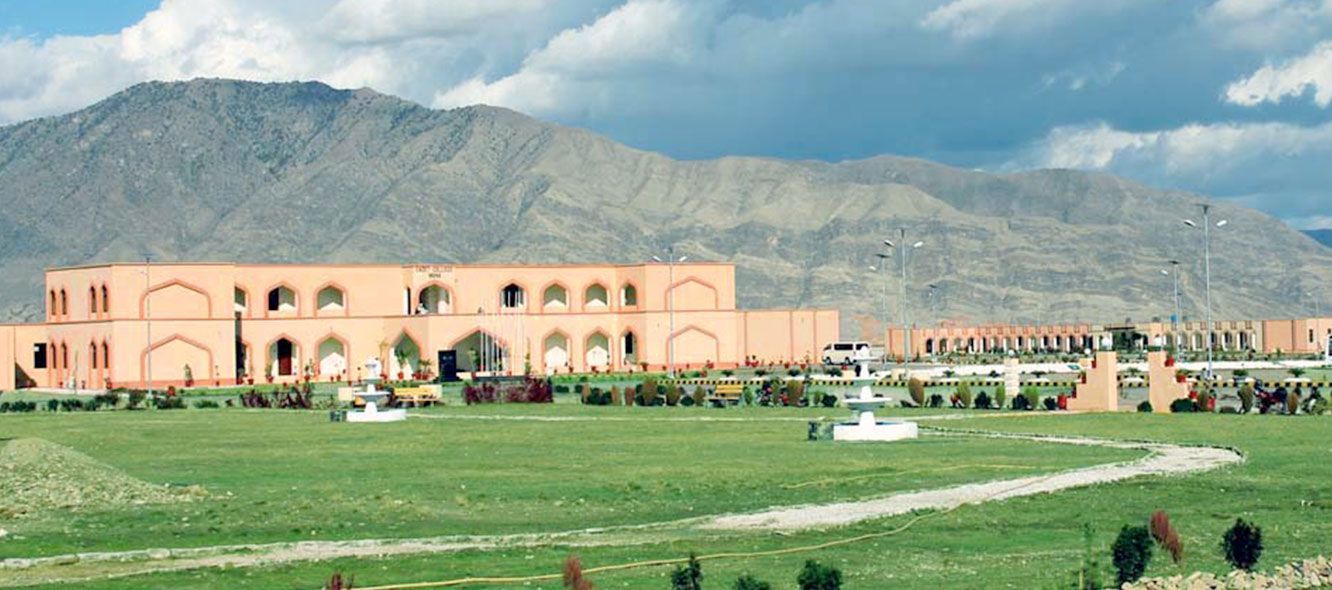 وزیر داخله پاکستان می‌گوید مهاجمان حمله به دانشکده نظامی با افغانستان در ارتباط بوده‌اند