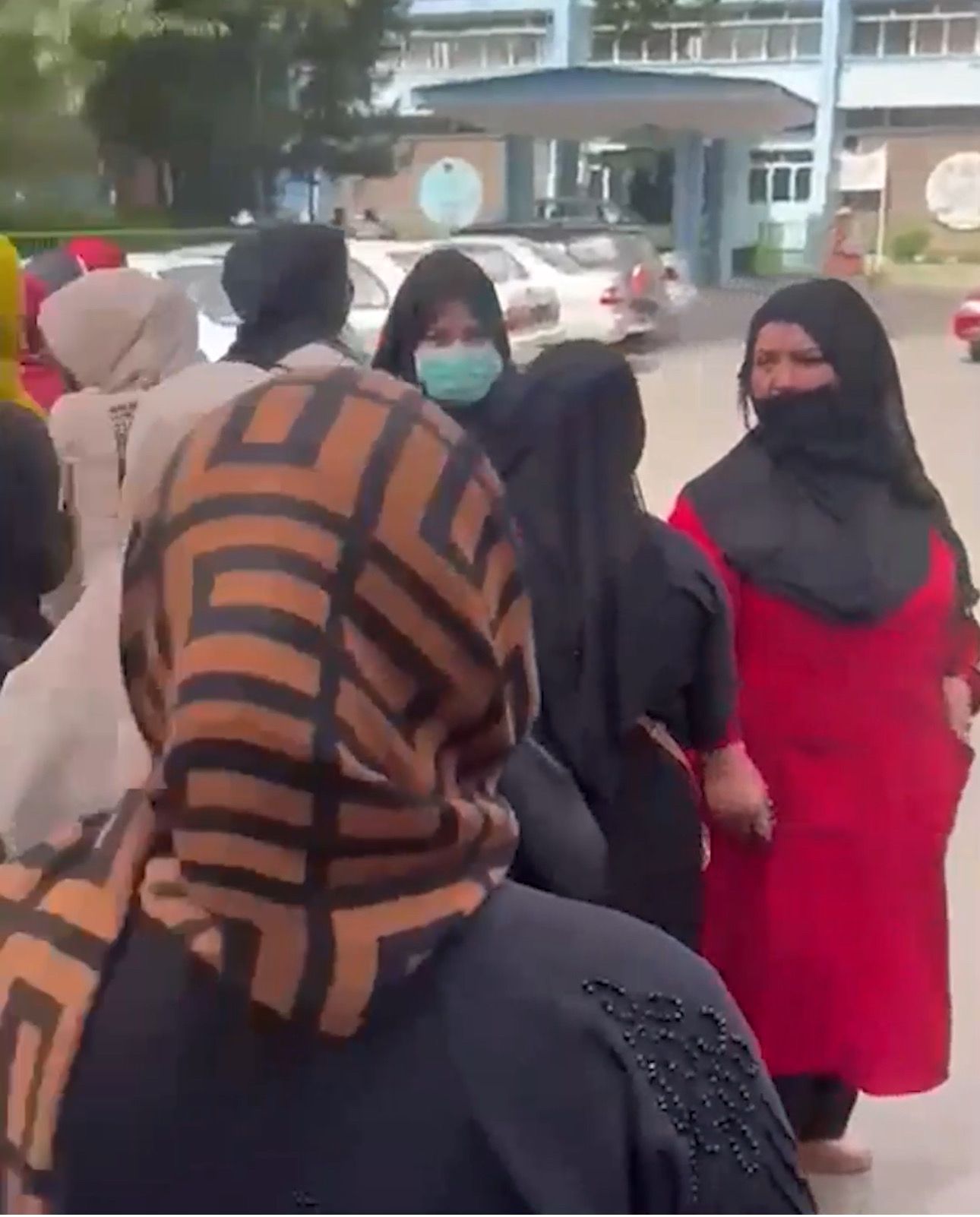 په کابل کې د څلورو روغتونونو کارمنو د پنځه زره افغانۍ تنخا په اعتراض کې کاربندیز وکړ