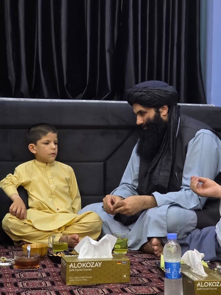 د حساب نابغه ماشوم ته د طالبانو ډالۍ؛ خو میلیونونه نجونې له زده‌ کړو بې برخې دي