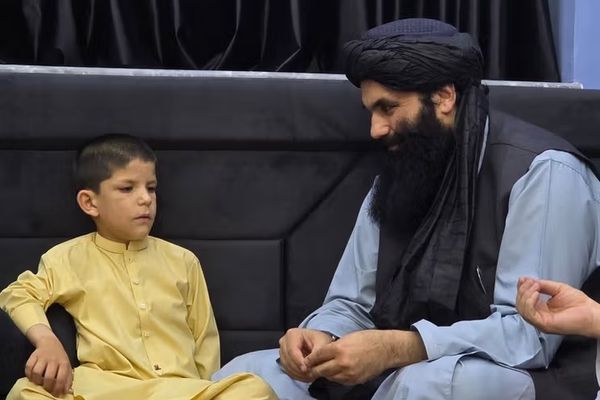 د حساب نابغه ماشوم ته د طالبانو ډالۍ؛ خو میلیونونه نجونې له زده کړو بې برخې دي