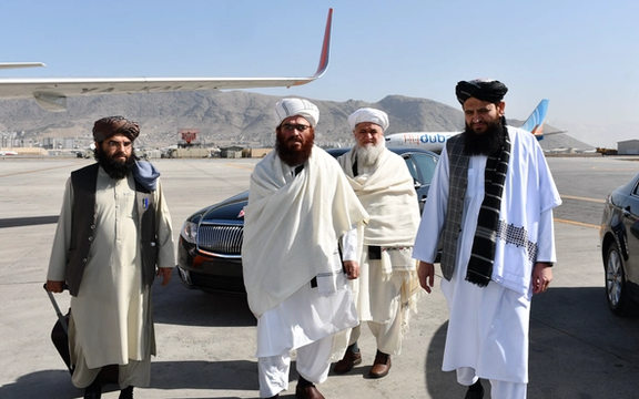 د طالبانو د حج او اوقاف وزیر د یوه لس کسیز پلاوي په مشرۍ ازبکستان ته لاړ