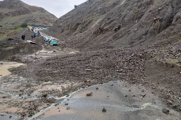 انهيار أرضي في ولاية تخار يودي بحياة شخصين