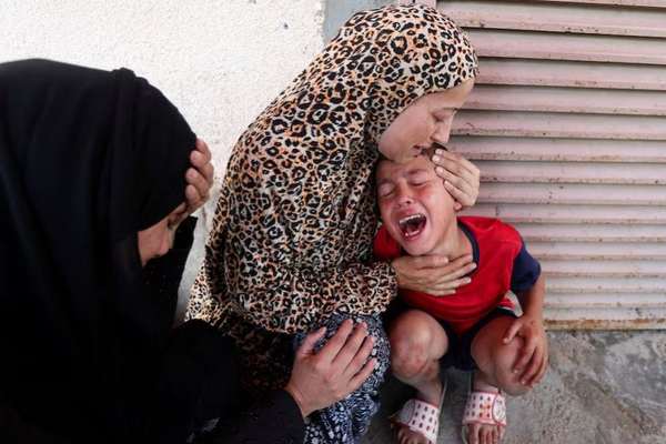 ۱۵ نفر از جمله ۸ کودک در حمله اسرائیل در مقابل یک مرکز درمانی در غزه کشته شدند