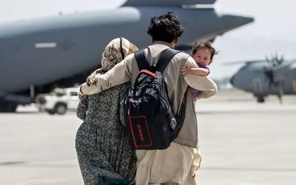 روزنامه پاکستانی: در ۱۰ ماه گذشته ۵ هزار افغان به پایگاههای نظامی بریتانیا منتقل شدهاند