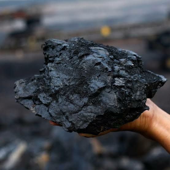 روزنامه پاکستانی: واردات زغال سنگ پاکستان از افغانستان کاهش یافته است