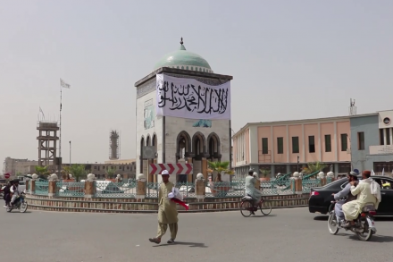 طالبانو په کندهار کې تورنو کسانو ته د سزا ورکولو د لېدو لپاره خلک لوبغالي ته وربللي