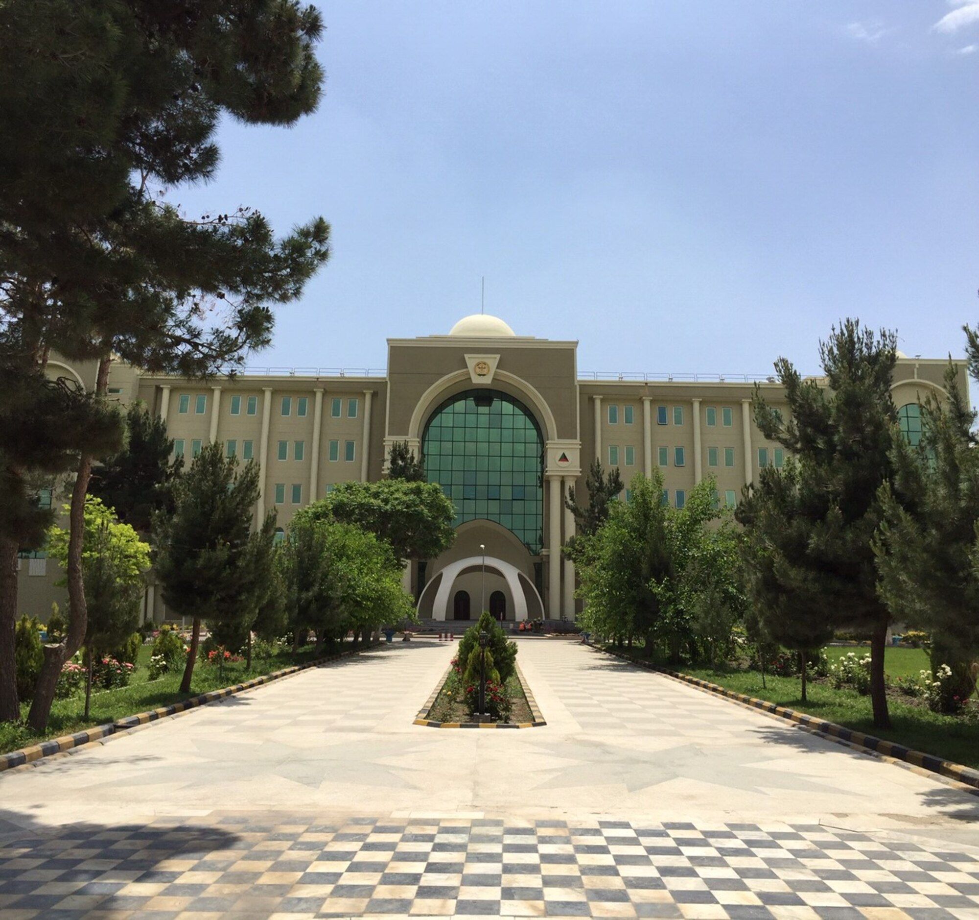 د طالبانو دفاع وزیر: نظامي منسوبان دې د بانک پرځای په نظامي مرکزونو کې معاشونه واخلي