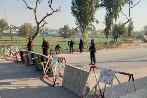 د کرمې په باړهچنار کې د پرلهپسې درې چاودنو له امله ۲ تنه وژل شوي او ۳ ټپیان دي