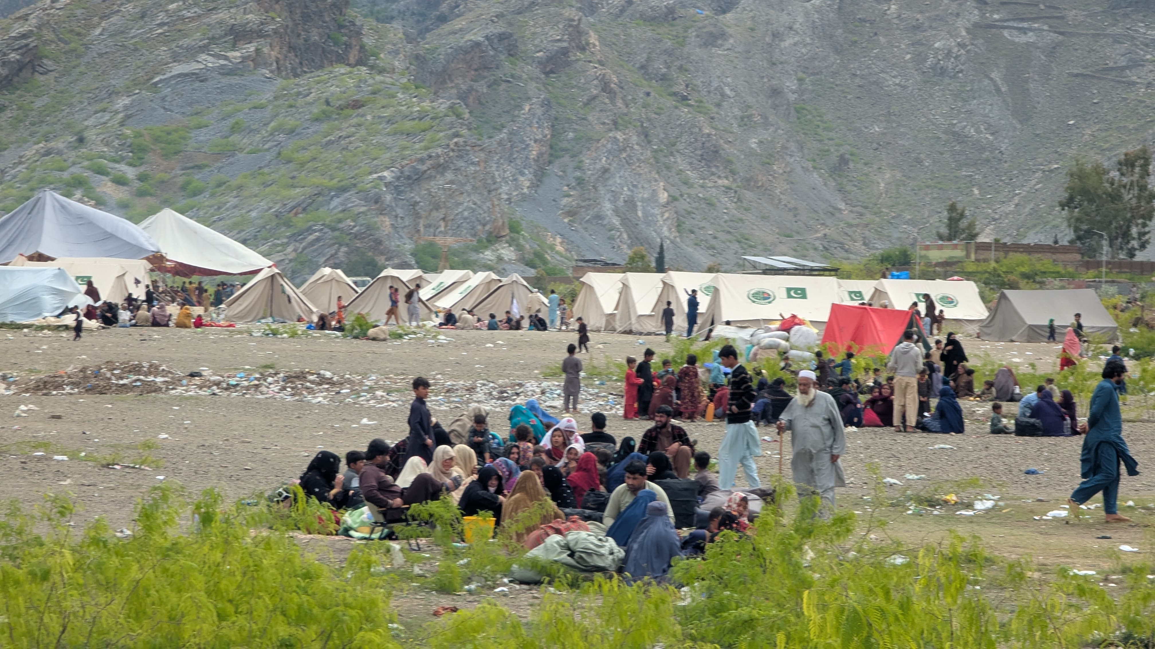 پاکستاني چارواکي: په تېرو ۷ورځو کې ۱۵زره کډوال د تورخم له لارې افغانستان ته ستانه شوي