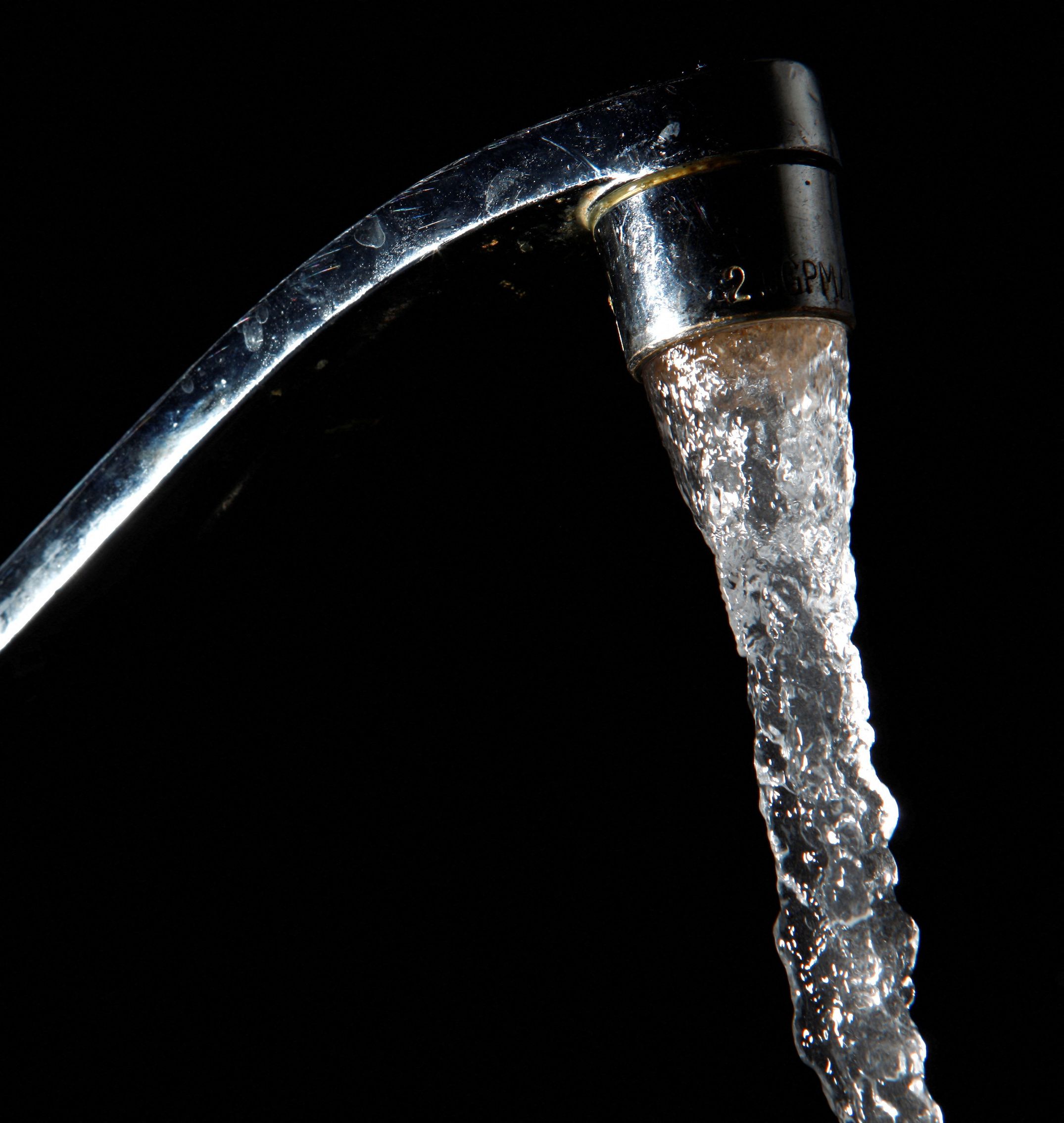 در قندهار، پایگاه اصلی هبت‌الله، بیشتر مردم به آب آشامیدنی پاک دسترسی ندارند