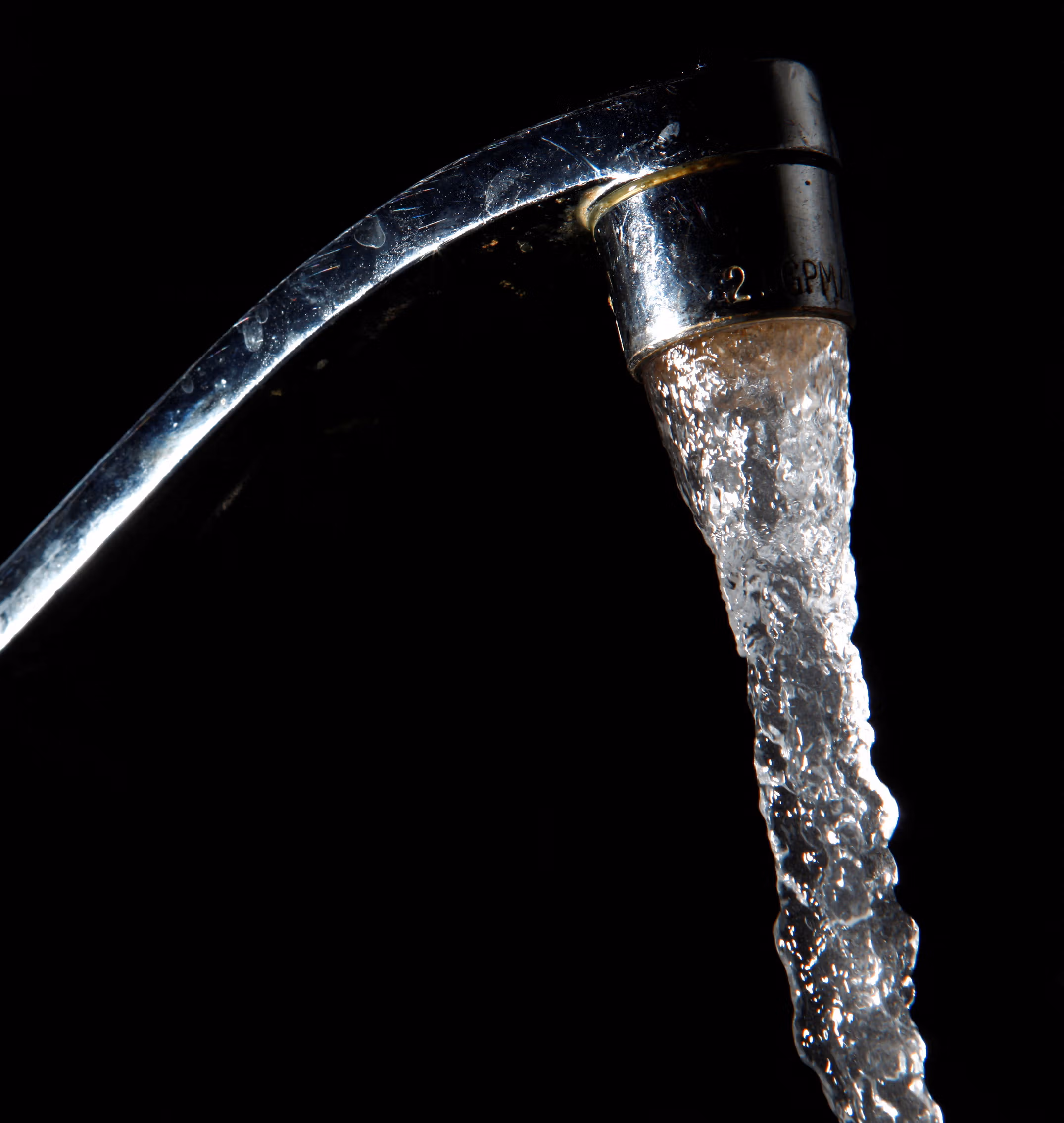 در قندهار، پایگاه اصلی هبتالله، بیشتر مردم به آب آشامیدنی پاک دسترسی ندارند