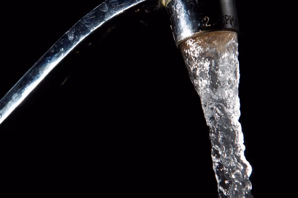 در قندهار، پایگاه اصلی هبتالله، بیشتر مردم به آب آشامیدنی پاک دسترسی ندارند