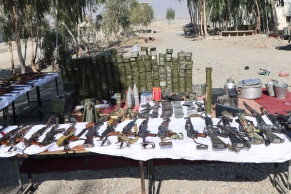 طالبان وایي لغمان کې یې د وسلو یوه زېرمه موندلې