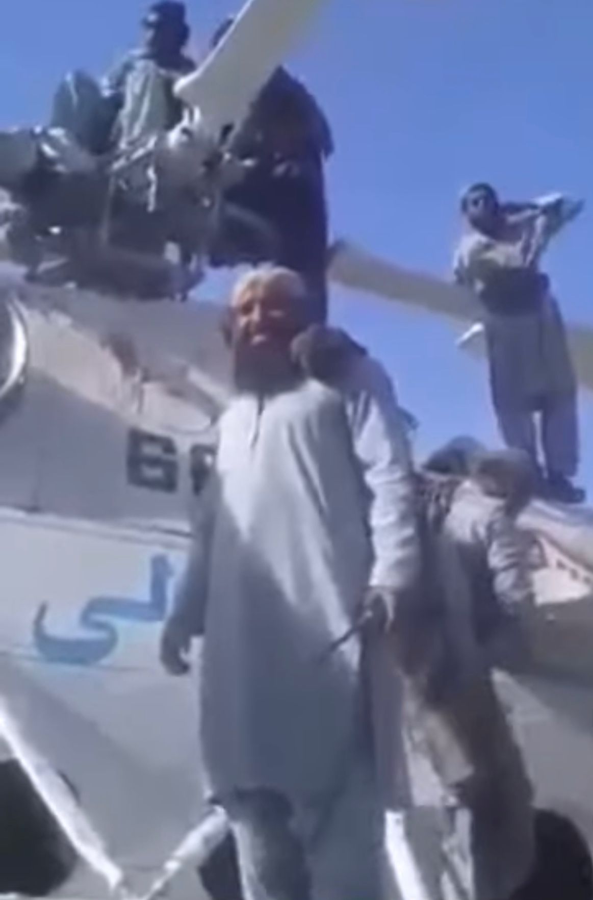 د کندهار د هوايي‌ډګر د سقوط پر مهال یو شمېر پاکستانیان او بلوڅان په هوايي‌ډګر کې