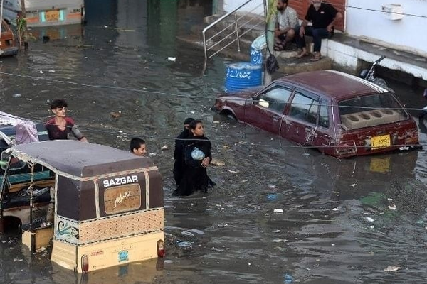 په پاکستان کې د وروستیو ورښتونو له کبله د مړو شمېر ۴۵ ته لوړ شو