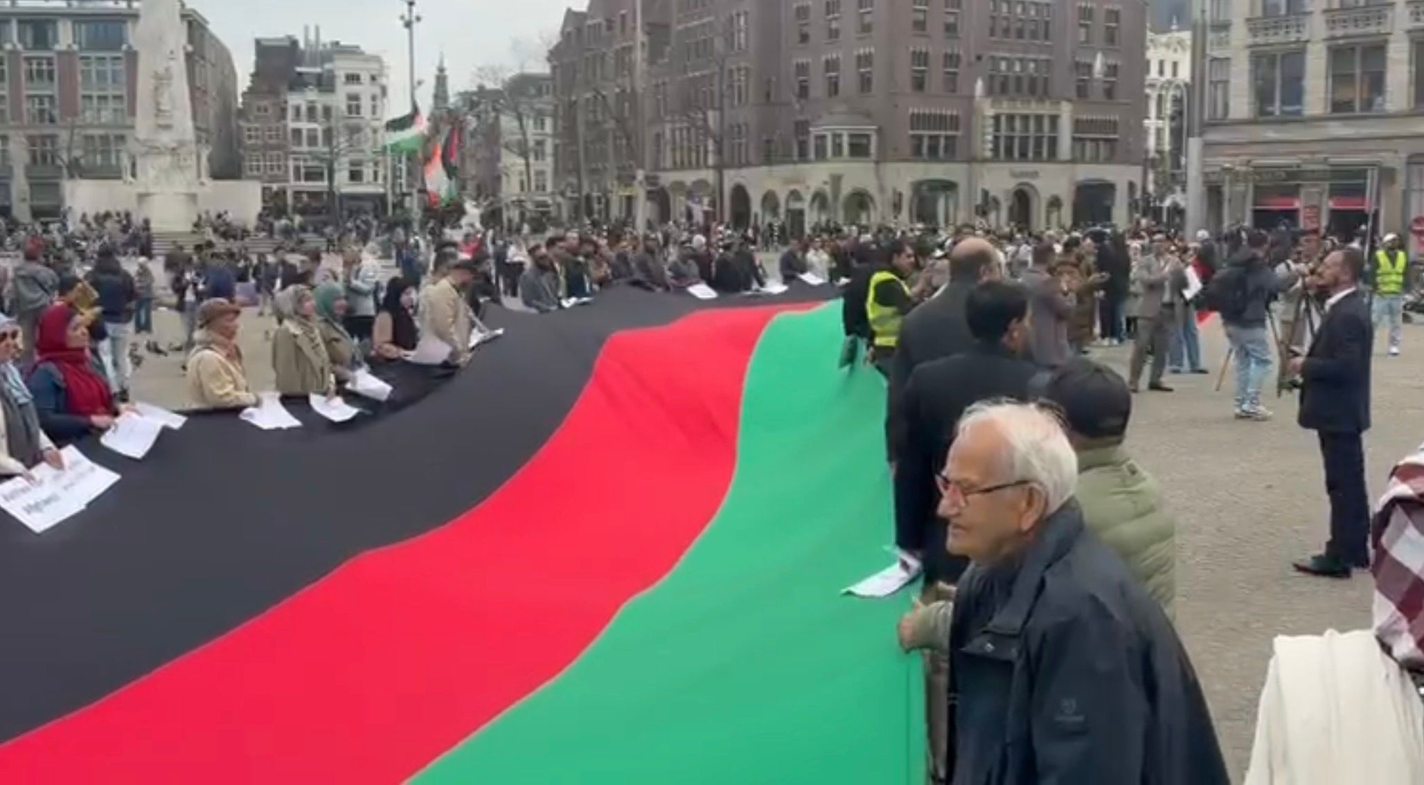 په هالنډ کې یو شمېر افغانانو پر افغانستان د پاکستان د بریدونو خلاف لاریون کړی