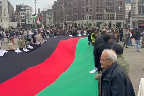 په هالنډ کې یو شمېر افغانانو پر افغانستان د پاکستان د بریدونو خلاف لاریون کړی