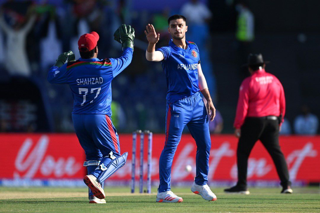 در مسابقه کریکت افغانستان و هند، شرف‌الدین اشرف به جای اصغر افغان بازی می‌کند