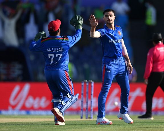 در مسابقه کریکت افغانستان و هند، شرفالدین اشرف به جای اصغر افغان بازی میکند