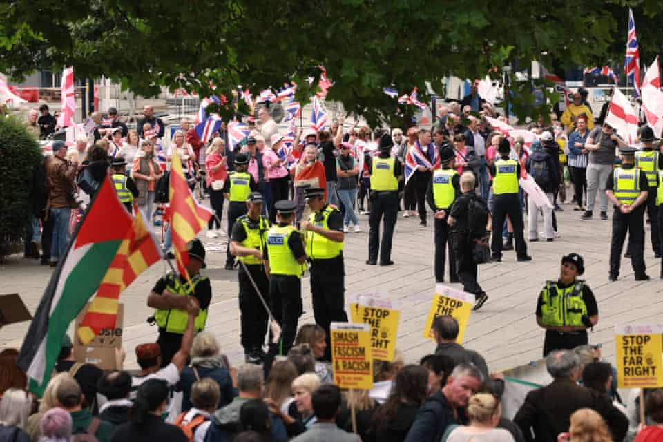 د برېتانیا په هوټلونو کې د پناه غوښتونکو د ځای پر ځای کېدو مساله جنجالي شوه