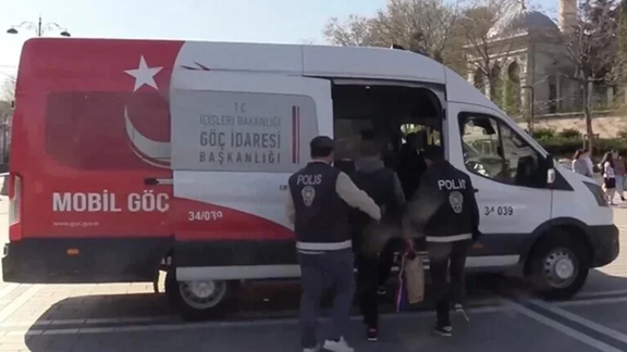 د ترکيې د کورنيو چارو وزارت د کوچني اختر په ورځو کې شاوخوا ۱۲۰۰ کډوال نيولي دي