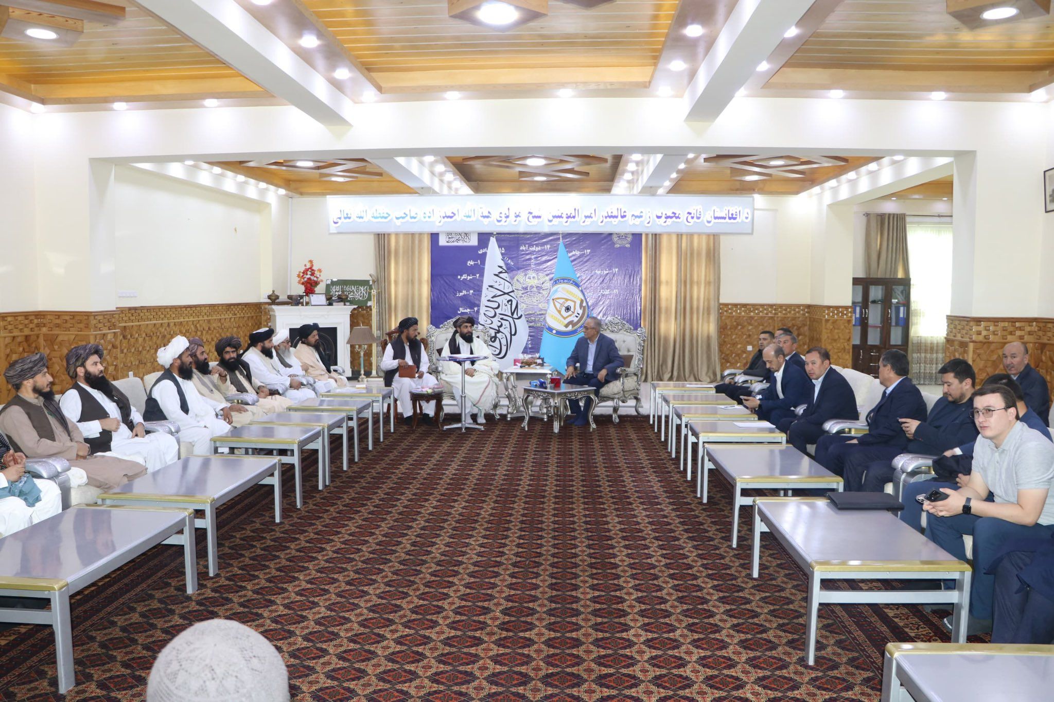 د افغانستان لپاره د ازبکستان پلاوي بلخ کې د طالبانو والي سره د اړیکو پر پیاوړتیا خبرې وکړې