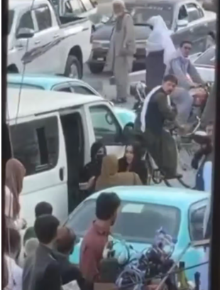 اعتقال عشرات النساء في كابل وسط صمت طالبان