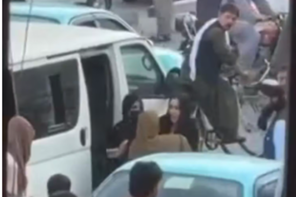 اعتقال عشرات النساء في كابل وسط صمت طالبان
