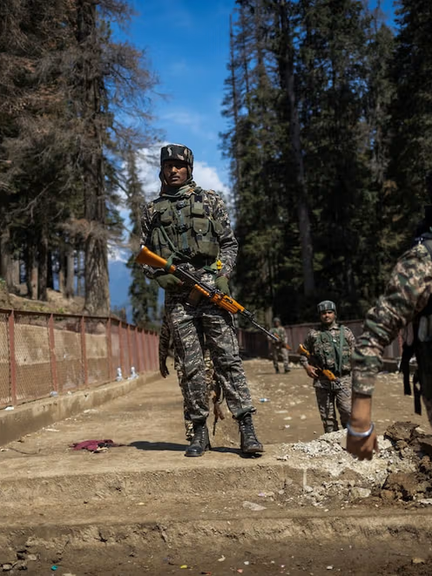 عکس سیاستمدار پاکستانی کنار مظنون حمله پهلگام جنجالساز شد