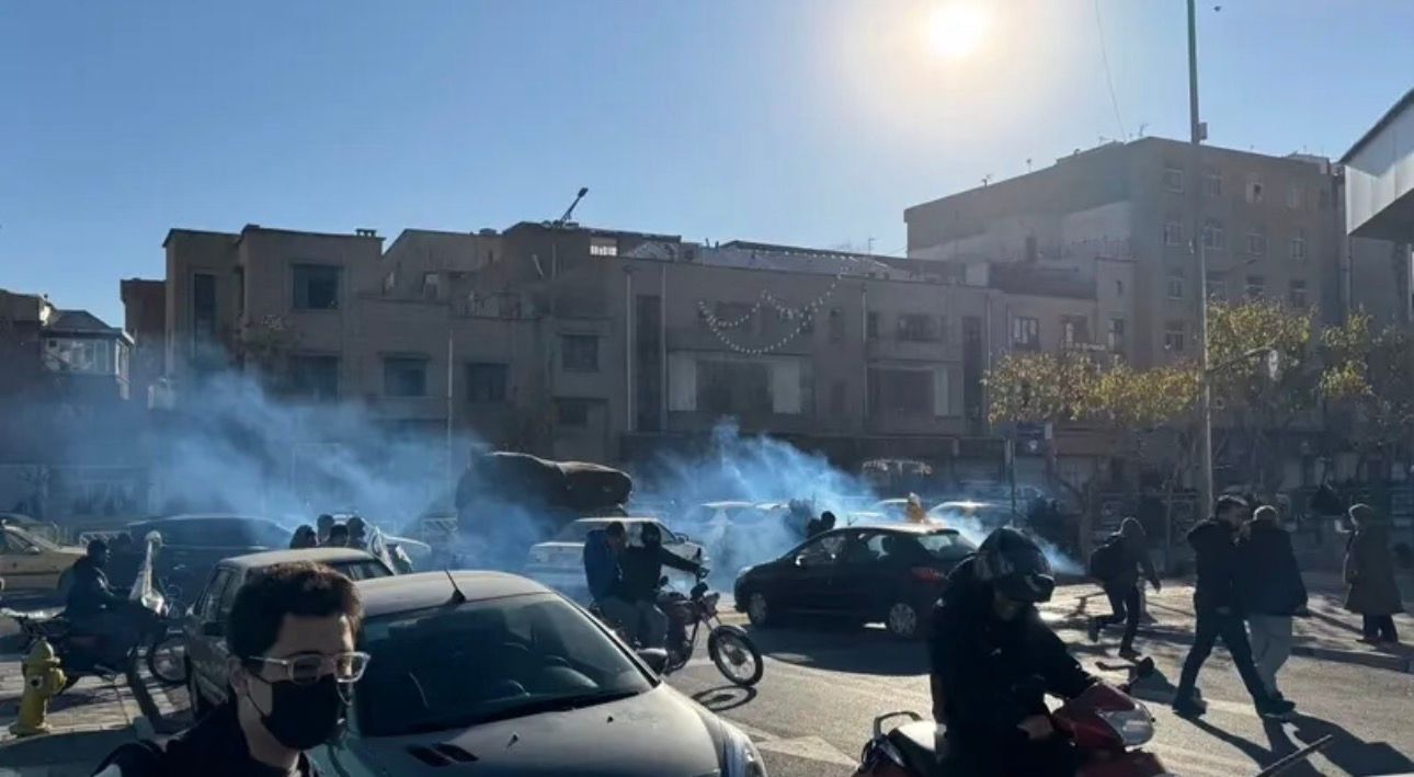 په ایران کې د اعتراضونو یوولسمه ورځ؛ په سړکونو کې لاریونونه او په بازارونو کې اعتصاب