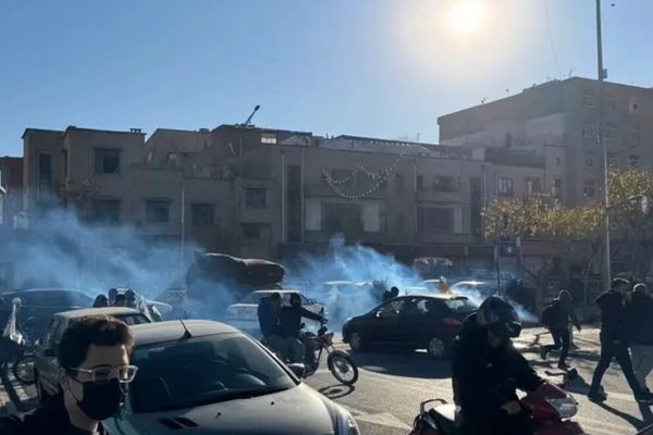 په ایران کې د اعتراضونو یوولسمه ورځ؛ په سړکونو کې لاریونونه او په بازارونو کې اعتصاب