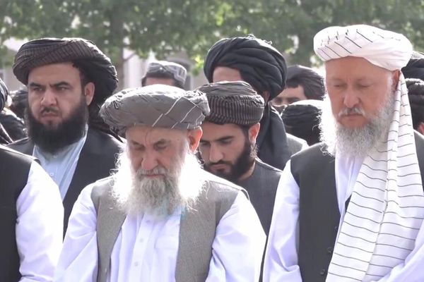 له مکې یوه ورځ وروسته؛ د ملا حسن په ګډون لوړ پوړو طالبانو په ارګ کې د اختر لمونځ وکړ
