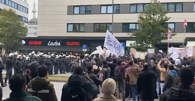 تظاهرات هواداران فلسطین در آلمان؛ افغان‌های طرفدار طالبان پرچم این گروه را حمل کردند