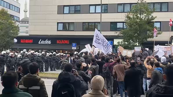 تظاهرات هواداران فلسطین در آلمان؛ افغانهای طرفدار طالبان پرچم این گروه را حمل کردند