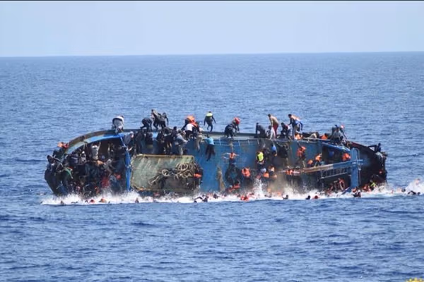 دهها مهاجر پس از واژگونی قایق در آبهای مدیترانه ناپدید شدند