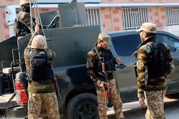 ارتش پاکستان میگوید ۳۲ شبهنظامی را در خیبرپختونخوا و بلوچستان کشته است