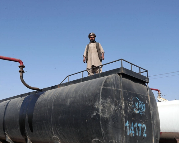 مقام ایرانی میگوید قاچاق سوخت از مرز دوغارون به افغانستان ۸۰ درصد کاهش یافته است