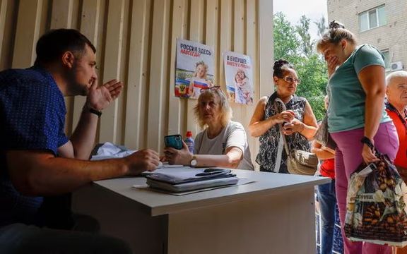 مسکو تر خپل واک لاندې سیمو کې اوکراینیان د روسیې د تابعیت منلو ته مجبوروي