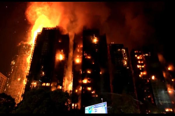 شمار قربانیان آتشسوزی در مجتمع مسکونی در هانگکانگ به ۱۳ نفر رسید