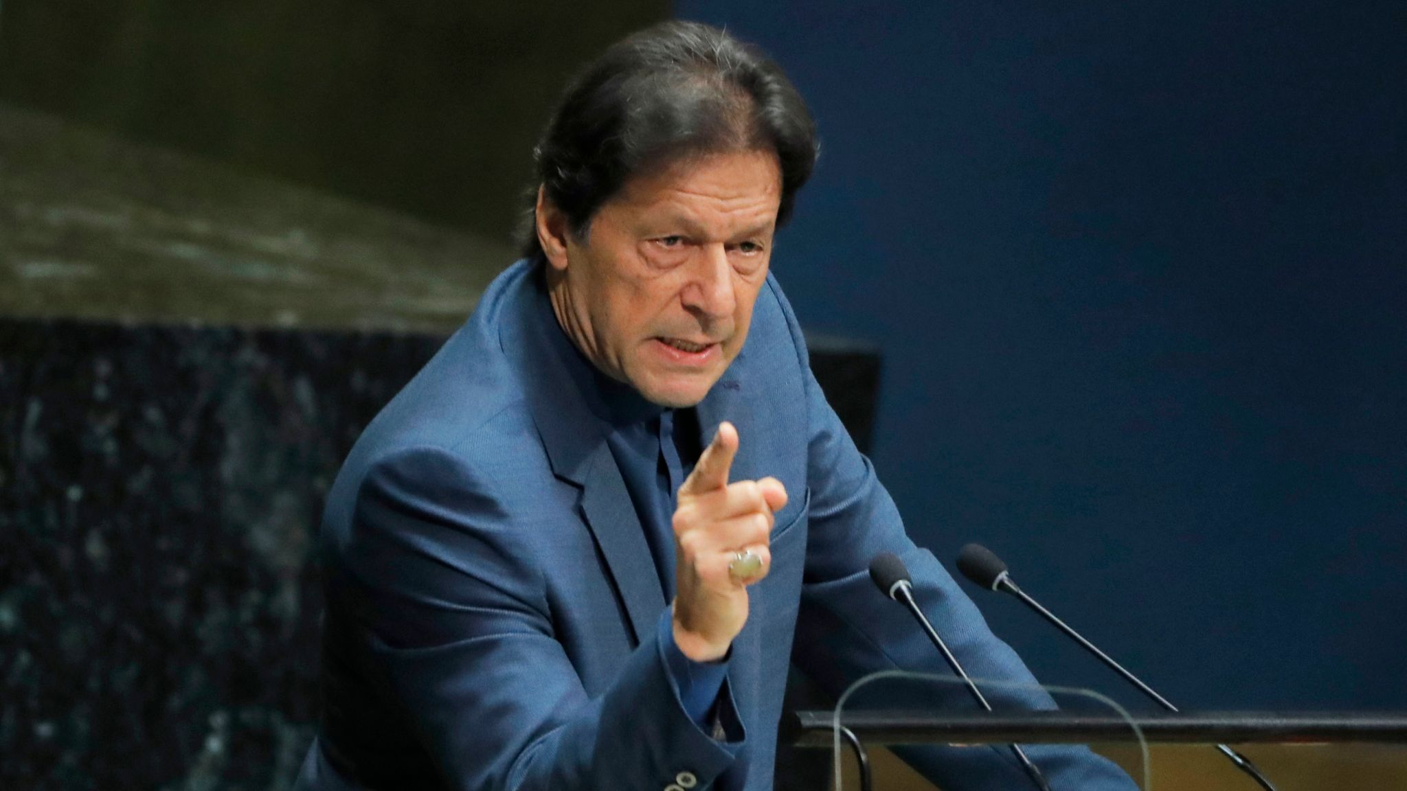 طبي بورډ عمران خان ته د ورځې یو ساعت مزل او له کورنۍ سره د ملاقات سپارښتنه کړې